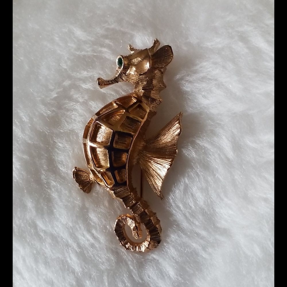 NAPIER Rhinestone Seahorse Brooch - Picture 5 of 6
